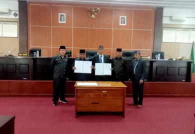 Tutup Tahun 2023, Bupati Edi Tetapkan Lima Buah Perda Kabupaten Manggarai Barat